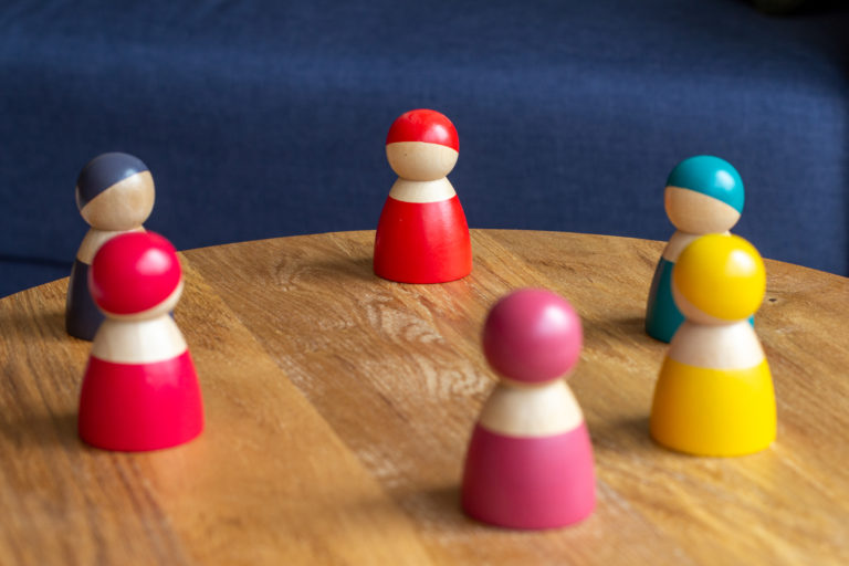 raumundzeit - Bild - Gruppe von 6 bunten Spielfiguren im Kreis aufgestellt